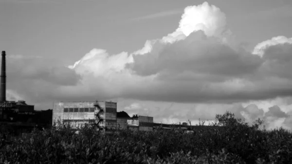 De zwart witte kozijnen, een kolenmijn midden in het zomerlandschap — Stockfoto