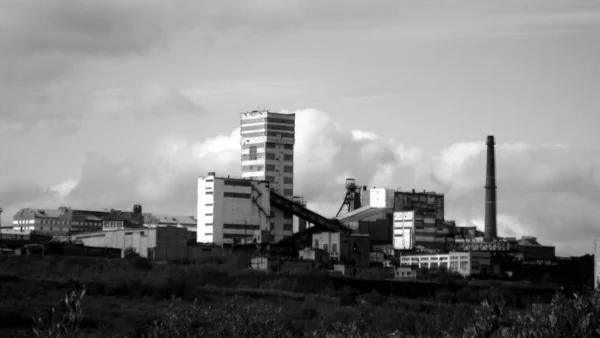 검은 흰색 프레임, 여름 풍경의 한 가운데 석탄 광산 — 스톡 사진