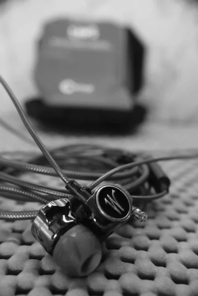 Marcos en blanco y negro de auriculares dispositivos de sonido macro fotografía — Foto de Stock