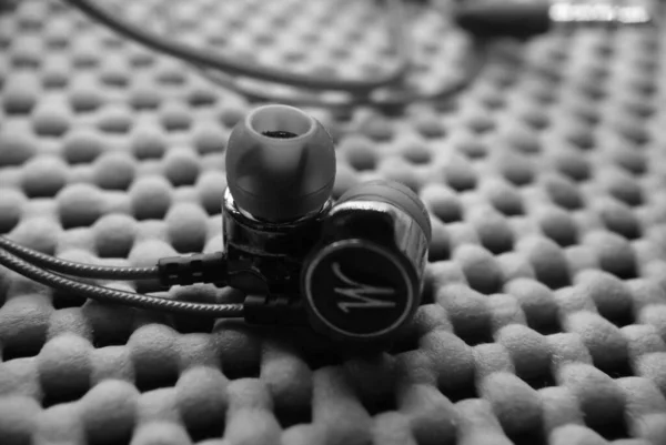 kulaklıkların siyah ve beyaz çerçeveleri ses cihazları makro fotoğrafçılık