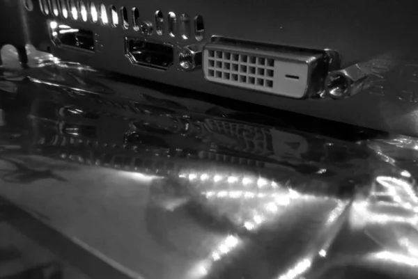 Video kartı bileşenlerinin siyah beyaz çerçeveleri