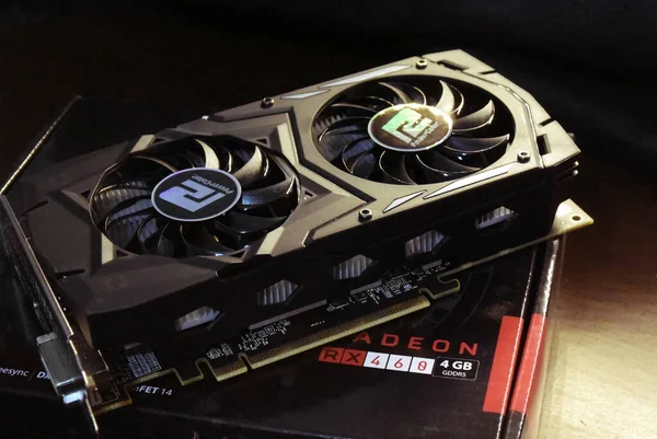 Bilgisayar aksesuarlarının renk çerçeveleri video kartı