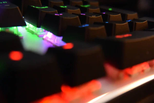 Masanın üzerinde arka lambası ve kenarları olan mekanik klavye