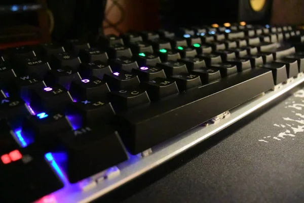 Механическая клавиатура с подсветкой на столе, периферия — стоковое фото
