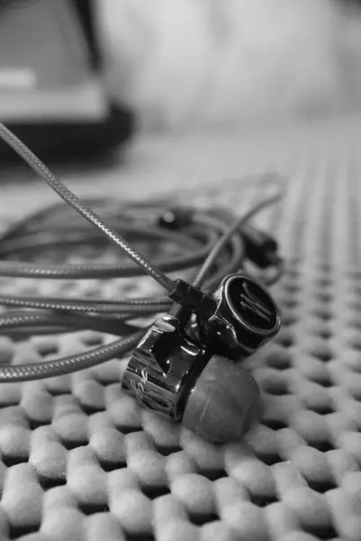 Cadres noir et blanc des écouteurs appareils audio macro photographie — Photo