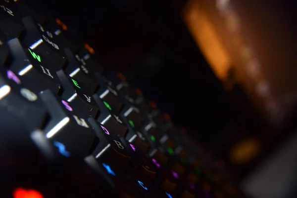 Mekanisk tastatur med baggrundsbelysning på bordet, periferiudstyr - Stock-foto