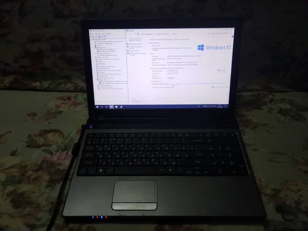 Werk omvatte het scherm van de laptop op het oppervlak — Stockfoto