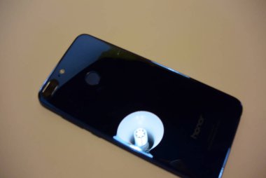 cep telefonu iletişimi orta mavi gökyüzü renk ekranı dahil