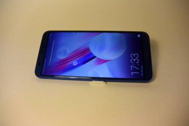 cep telefonu iletişimi orta mavi gökyüzü renk ekranı dahil