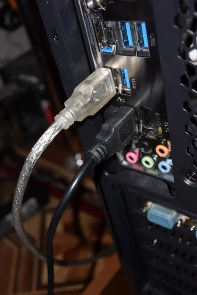 Bilgisayara bağlı kablolar ve bilgisayar arayüzlerinin arkası