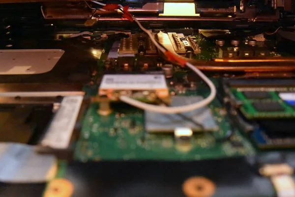 Dizüstü bilgisayarın içindeki bileşenlerin makro fotoğrafçılığı