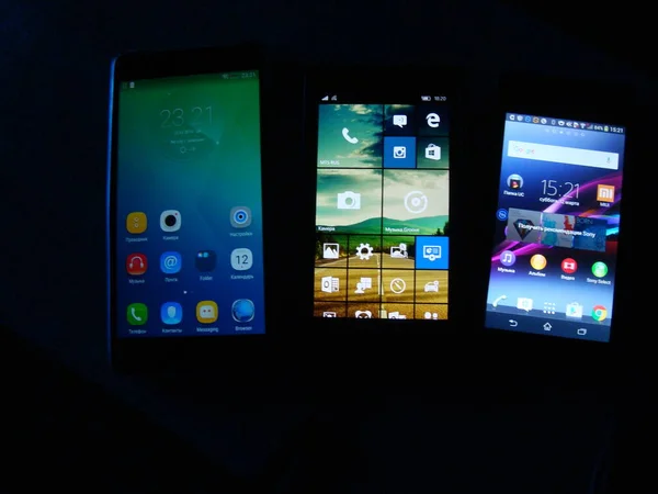 Три различных мобильных платформы для мобильных телефонов, сообщества платформ — стоковое фото