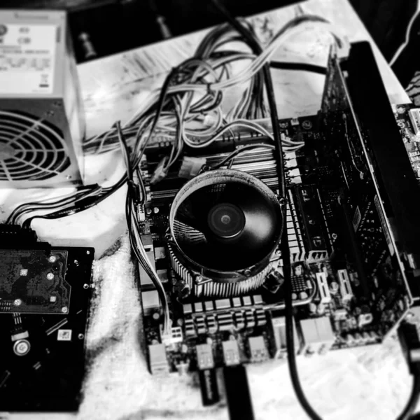 Компьютер в компоненте тестирования стенд черно-белый кадр — стоковое фото