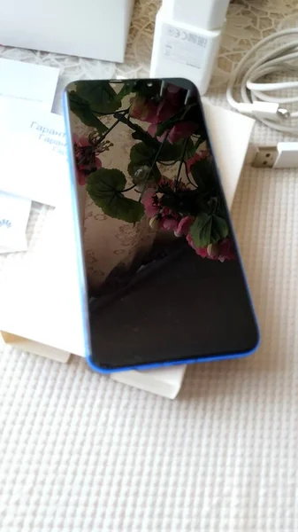 Засоби зв'язку мобільний телефон небо синій на столі — стокове фото
