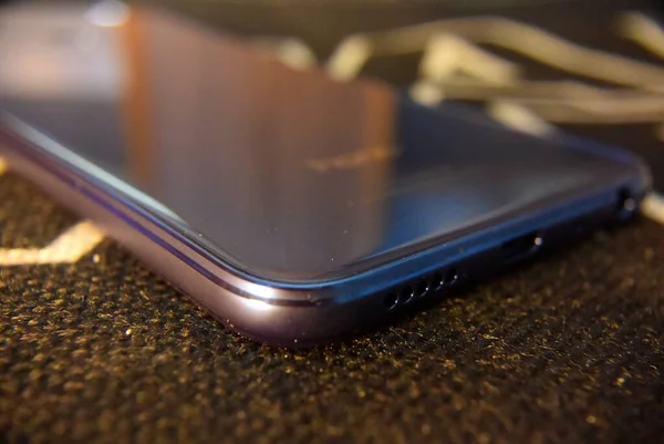 Мобильный телефон средне синий небо цветной экран включен — стоковое фото