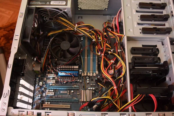 De systeemunit is een buitencomputer van binnenuit — Stockfoto