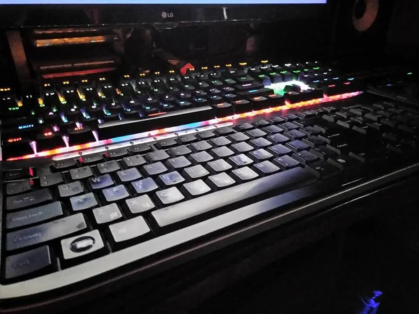 Sammenligning af tastaturer til arbejde og spil membran og mekanisk tastatur - Stock-foto