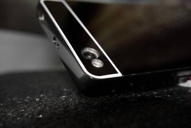 Masadaki makro fotoğraf kabı parlak telefon kılıfı.