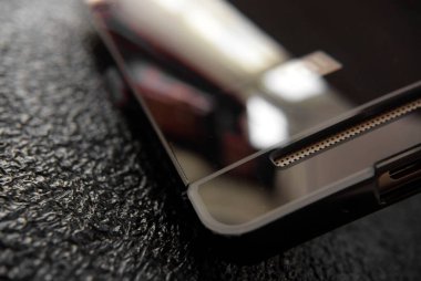 Masadaki makro fotoğraf kabı parlak telefon kılıfı.