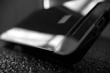 Masadaki makro fotoğraf kabı parlak telefon kılıfı.