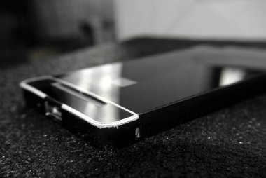 Masadaki makro fotoğraf kabı parlak telefon kılıfı.