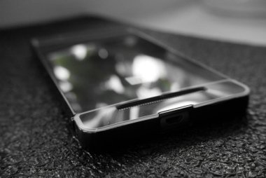 Masadaki makro fotoğraf kabı parlak telefon kılıfı.