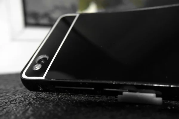 Макро фотография глянцевый телефон футляр на столе — стоковое фото