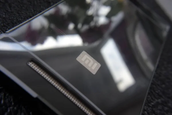 Макрофотографія глянсовий телефонний футляр на столі — стокове фото