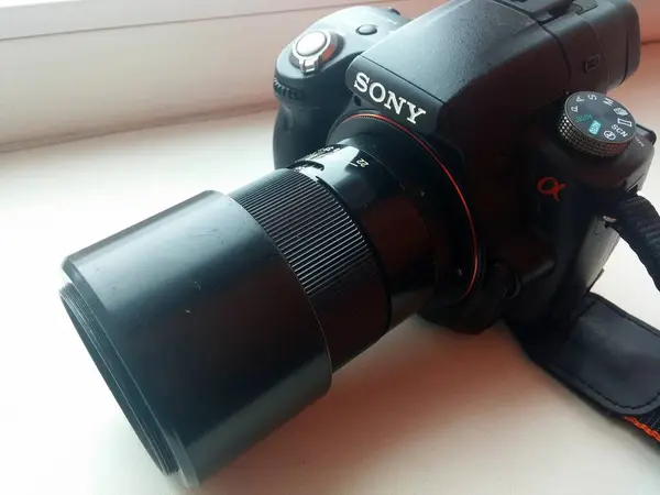 Uma câmera profissional com uma lente soviética manual está na mesa — Fotografia de Stock