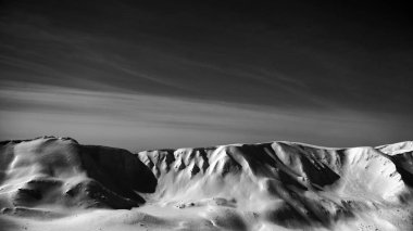 Dağ sırtlar kar ile doğal görünümünü