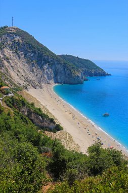 Lefkada, Yunanistan Ionian adada Milos plaj. İnsanlar güneşlenmek ve tatil keyfini çıkarın. Plaj onun peyzaj için ünlü ve mavi deniz temizleyin
