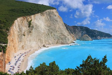 Porto Katsiki beach Lefkada, Yunanistan Ionian adada. İnsanlar güneşlenmek ve tatil keyfini çıkarın. Plaj onun peyzaj için ünlü ve mavi deniz temizleyin