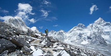 Yürüyüşçü Himalayadağlarında güneşli bir günde sahiptir, O Himalayalar, zirveleri Lhotse, Nuptse, Nepal Lingtren Everest en yüksek dağ bakar