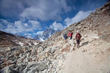 Everest Kampı, Ulusal Park, Nepal - 10 Nisan. 2013. Everest Ana Kampı trek Himalayalar ağır çuval taşıyan şerpa hamallar , Nepal.Şerpa Himalaya dağlarında elit dağcılar vardır