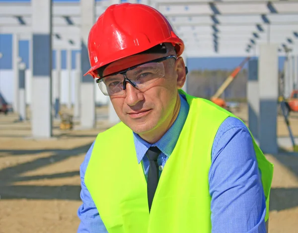 Porträt Des Bauleiters Mit Schutzbrille Und Arbeitsweste Ist Zufrieden Mit — Stockfoto