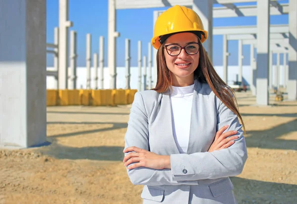 建筑工地上漂亮的女建筑师很开心 她对工作满意地笑着看着摄像机 — 图库照片