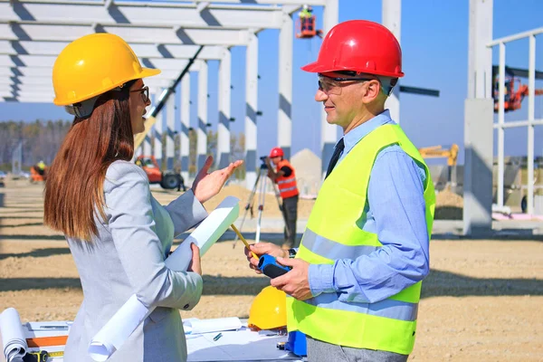 Architecte Ingénieure Construction Hardhats Parlant Projet Sur Chantier Derrière Eux — Photo