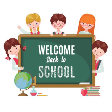 Tebeşir tahtası ve okul malzemeleri ile Sevimli çocuklar.