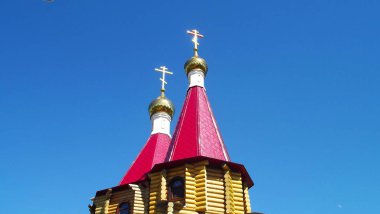 Tapınağın mavi gökyüzü güzel kubbeleri.