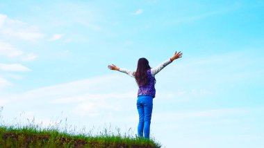 Çayırda yürüyen bir kız. Pitoresk manzara.