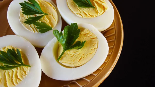 Deliziose Uova Sode Prezzemolo Sfondo Nero — Foto Stock