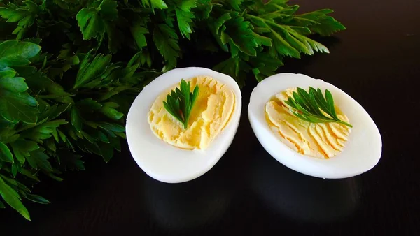 Deliciosos Huevos Cocidos Perejil Sobre Fondo Negro —  Fotos de Stock