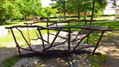 Eğlence Park.Dry stream üzerinde ahşap köprü dinlenme.