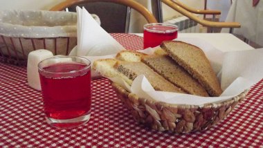 Masada hasır sepette dilimlenmiş ekmek.