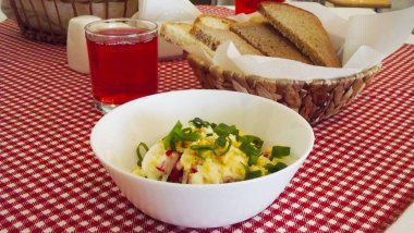 Hasır sepette dilimlenmiş ekmek ve taze sebze salatası.