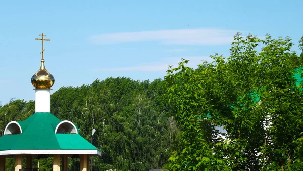 Tapınağın Yeşil Çatılı Kubbe — Stok fotoğraf