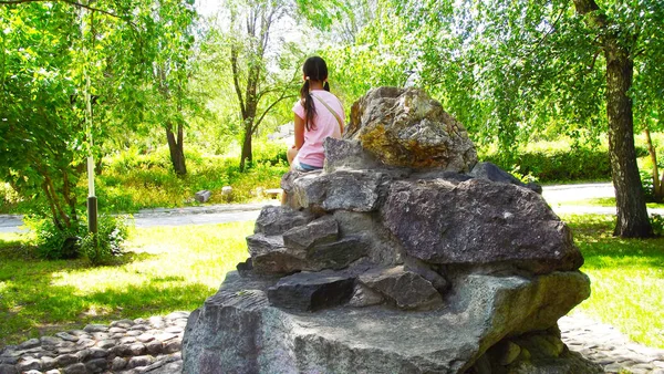 Descanse Parque Diversões Menina Sentada Casca Pedras — Fotografia de Stock