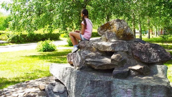 Αναπαύσου Στο Λούνα Παρκ Κορίτσι Κάθεται Στο Φλοιό Των Λίθων — Φωτογραφία Αρχείου