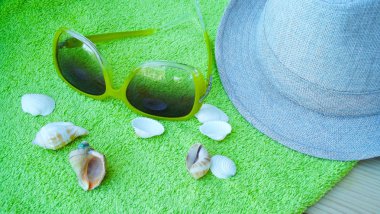 Plaj için aksesuarlar. Yaz tatili. Havlu ve güneş gözlüğü.