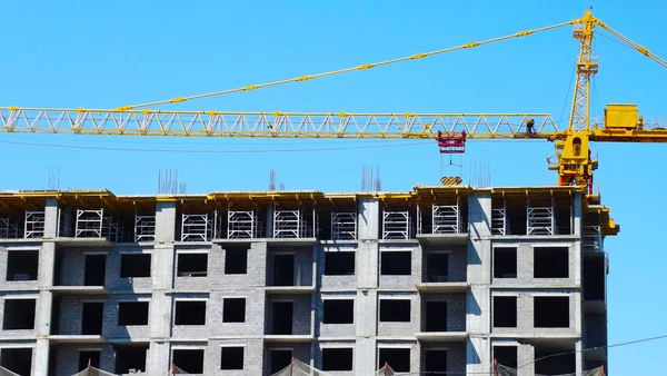 İnşaat alanında. Mavi gökyüzü arka plan üzerinde vinç.